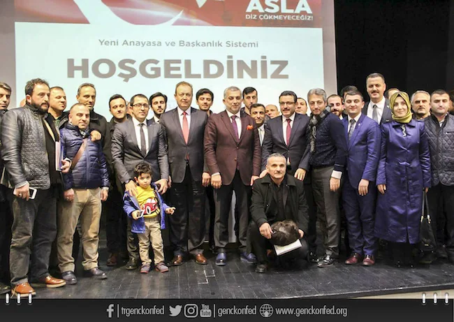 Sahne programında toplu fotoğraf